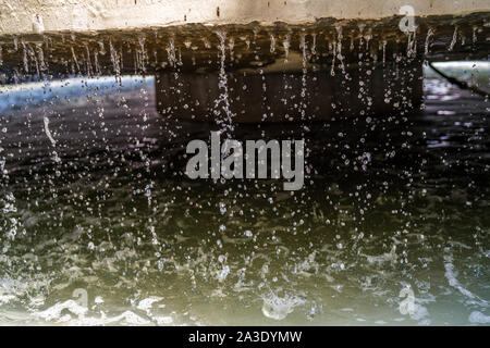 Gouttes d'eau bassin ornemental photo en gros plan Banque D'Images