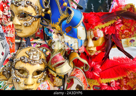 Venise, Italie - circa 2019 MAI : les masques de carnaval vénitien sur l'affichage à Venise. Banque D'Images