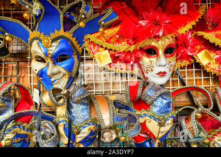 Venise, Italie - circa 2019 MAI : les masques de carnaval vénitien sur l'affichage à Venise. Banque D'Images