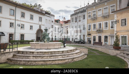 Alcobaça, Portugal - 13 Avril 2019 : vue de la place de la République dans la vieille ville un jour de printemps Banque D'Images