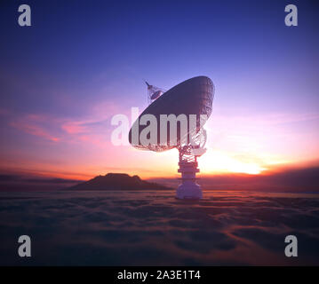 Grand plat antenne satellite pour la communication et la réception du signal hors de la planète Terre. La recherche de l'Observatoire pour la radio dans l'espace au coucher du soleil. Banque D'Images