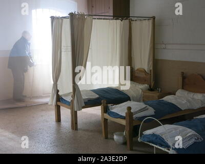 Re-imagining intérieur de la chambre à coucher Lits bébés pour les hommes ou femmes de l'un des dortoirs de cet établissement victorien Workhouse. Banque D'Images