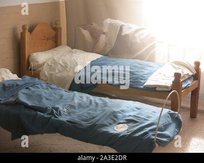 Re-imagining intérieur de la chambre à coucher Lits bébés pour les hommes ou femmes de l'un des dortoirs de cet établissement victorien Workhouse. Banque D'Images