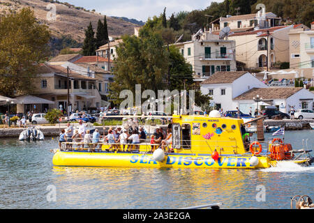 Les gens d'affaires et les vacanciers à bord d'une visite en bateau dans le port de la station de vacances grecques de Grèce CORFOU Kassiopi Banque D'Images