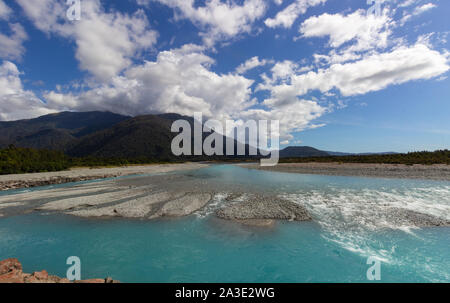 Rivière de l'eau glaciaire fondu, côte ouest de la Nouvelle-Zélande Banque D'Images