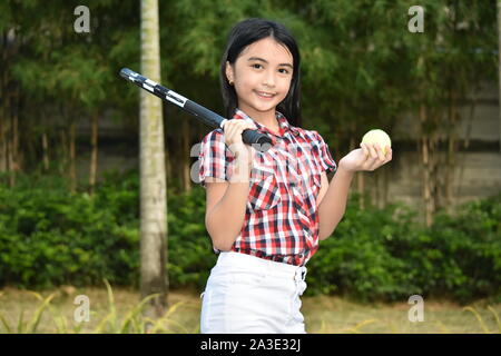 Une bonne petite fille avec raquette de tennis Banque D'Images