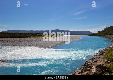 Rivière de l'eau glaciaire fondu, côte ouest de la Nouvelle-Zélande Banque D'Images