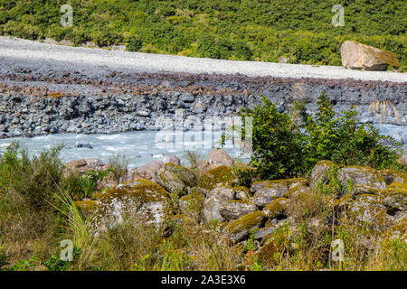 Vue sur la rivière de l'eau glaciaire fondu de Fox Glacier Banque D'Images