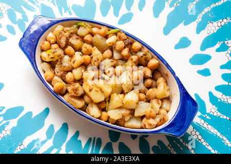 Coup de frais généraux de Chana Aloo dans un plat de service (pois chiche et pommes de terre curry) Banque D'Images