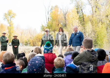 La première dame des États-Unis Melania Trump, Secrétaire de la secrétaire à l'Intérieur David Bernhardt, droite, et Surintendant intérimaire de Grand Teton National Park Gopaul Noojibai, gauche, visiter les enfants de l'école au Centre de découverte Craig Thomas au Grand Teton National Park le 4 octobre 2019 à l'orignal, le Wyoming. Banque D'Images