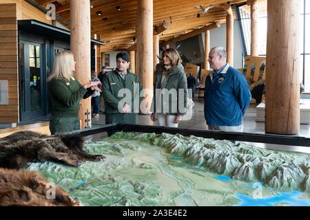 La première dame des États-Unis Melania Trump, Secrétaire de la secrétaire à l'Intérieur David Bernhardt, droite, et Surintendant intérimaire de Grand Teton National Park Gopaul Noojibai écouter une présentation par Elizabeth Makipose Rangers, à gauche, dans le centre de découverte Craig Thomas site chambres du Grand Teton National Park le 4 octobre 2019 à l'orignal, le Wyoming. Banque D'Images