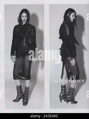 Affiche publicitaire Maison de mode Givenchy dans le magazine papier de 2013 ans, publicité, publicité créative Givenchy de 2010 Banque D'Images