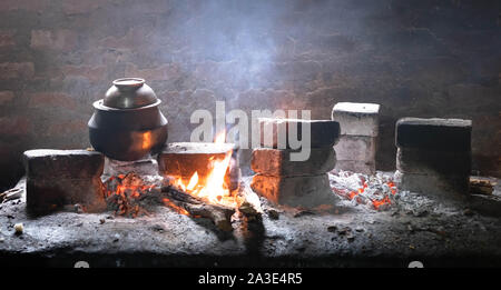 La cuisson des aliments locaux et griller le pain avec le charbon de bois ( la méthode locale pour la cuisine) au Sri Lanka. Banque D'Images