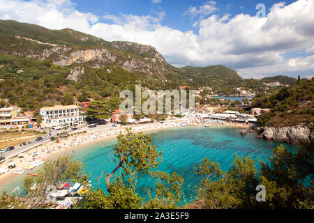 Vue aérienne de au-dessus de la station de vacances grecques de Paleokastritsa Corfu Grèce Banque D'Images