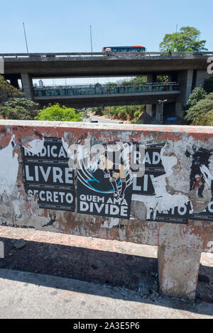 SAO PAULO, BRÉSIL - 05 octobre, 2019, photo verticale : rue des messages écrits en portugais sur les murs à Sao Paulo, Brésil Banque D'Images