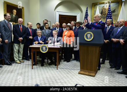 Washington, District de Columbia, Etats-Unis. Oct 7, 2019. Le Président des Etats-Unis, Donald J. Trump reconnaît réduite avant la signature de l'Accord de libre-échange États-Unis-Japon et Etats-Unis-Japon Accord commercial numérique dans la Roosevelt Room de la Maison Blanche à Washington, DC Le Lundi, Octobre 7, 2019. Assis à la table sont : l'Ambassadeur Shinsuke Sugiyama, l'Ambassadeur du Japon aux États-Unis, à gauche, et le représentant au Commerce des États-Unis, Robert Lighthizer. crédit : Ron droite Sachs/CNP/ZUMA/Alamy Fil Live News Banque D'Images