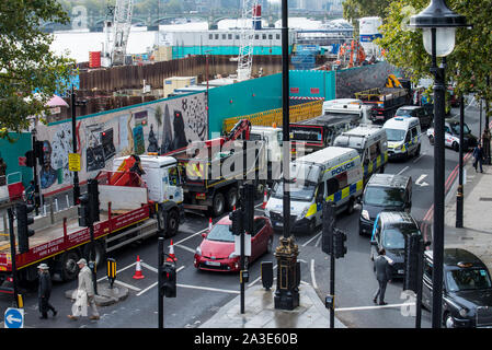 Le pont de Westminster, Londres UK. 7 octobre 2019. Routes autour de Westminster ont été bloquée ce matin en tant que militants changement climatique rébellion d'extinction se sont réunis sur le pont de Westminster la création de perturber la circulation sur les principales routes de la région. Celia McMahon/Alamy Live News. Credit : Celia McMahon/Alamy Live News Banque D'Images