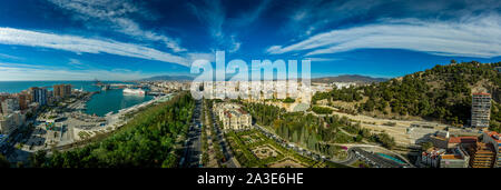 Vue aérienne de l'Alcazaba de Malaga et le Castillo de Gibralfaro mauresque de l'époque arabe dans le sud de l'Espagne Banque D'Images