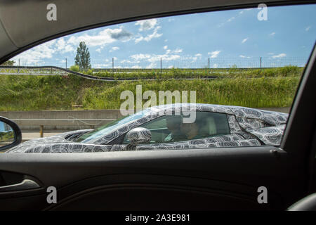 Un vehiche McLaren GT test prototype photographié faisant essais routiers en Suisse. L'extrémité arrière et l'admission d'air fortement avec les deux bandes camo camouflé et l'utilisation des panneaux. Les feux arrière sont cachés sous panneau mesh. Le nouveau modèle a d'abord annoncé à l'Auto Salon de Genève 2019, mais les détails au sujet de la voiture a été d'abord publié en mai la même année. Ces images ont été prises en juin 2019 et diffère de l'heure in ayant sauté sur le panneaux supplémentaires et le côté arrière, ainsi que des feux arrière camouflées. Le contour de la queue sont visibles à travers la bande. Banque D'Images