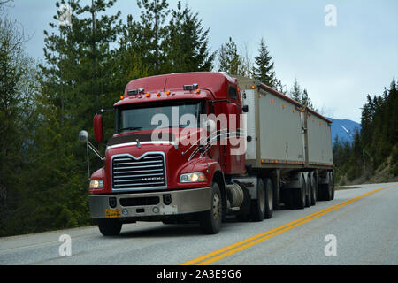 Camion de livraison rouge sur l'autoroute Banque D'Images