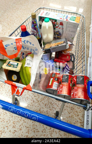Food in supermarket shopping trolly with Scan as you shop handset Banque D'Images
