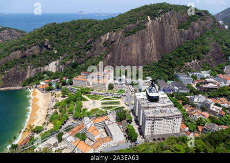 Rio de Janeiro/Brésil - 20 octobre 2018 : Vue aérienne du sommet de mont du Pain de Sucre (Pão de Açúcar) et le célèbre téléphérique (Bondinho). Banque D'Images