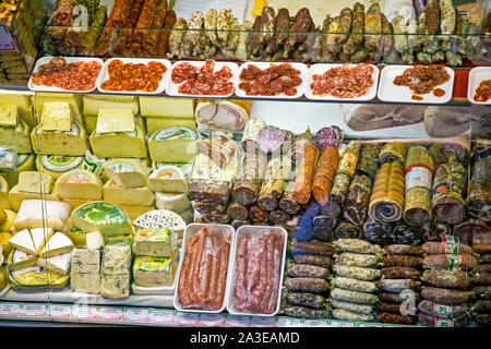 Différentes saucisses et fromages produits sur l'affichage à l'dans Kleinmarkthalle Frankfurt-am-Main en Allemagne Banque D'Images