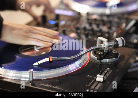 DJ scratching disque vinyle sur la platine DJ professionnel. Focus sélectif. Banque D'Images