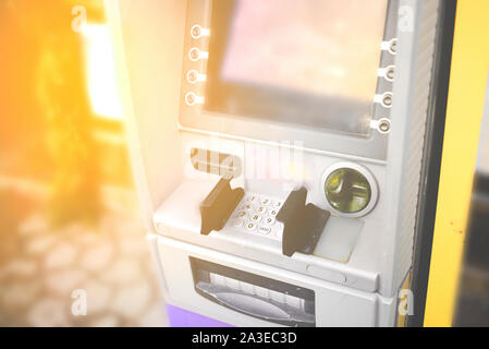 Close-up d'entrer les numéros PIN ATM boutons sur la machine de la banque . Concept de l'insécurité alimentaire des étrangers , les paiements en ligne , vol qualifié et la scam . Le retrait d'argent Banque D'Images