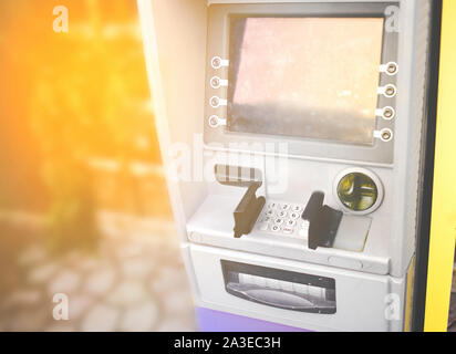 Close-up d'entrer les numéros PIN ATM boutons sur la machine de la banque . Concept de l'insécurité alimentaire des étrangers , les paiements en ligne , vol qualifié et la scam . Le retrait d'argent Banque D'Images