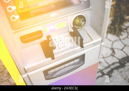 Close-up d'entrer les numéros PIN ATM boutons sur la machine de la banque . Concept de l'insécurité alimentaire des étrangers , les paiements en ligne , vol qualifié et la scam . Le retrait d'argent Banque D'Images