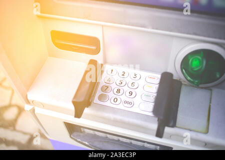 Close-up d'entrer les numéros PIN ATM boutons sur la machine de la banque . Concept de l'insécurité alimentaire des étrangers , les paiements en ligne , vol qualifié et la scam . Le retrait d'argent Banque D'Images