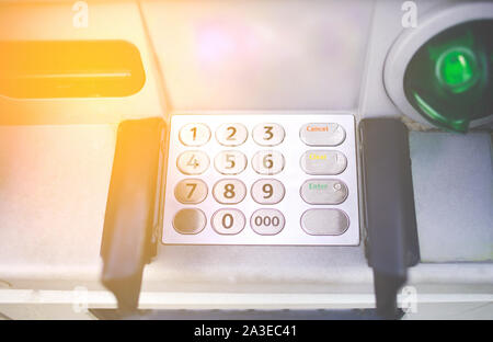 Close-up d'entrer les numéros PIN ATM boutons sur la machine de la banque . Concept de l'insécurité alimentaire des étrangers , les paiements en ligne , vol qualifié et la scam . Le retrait d'argent Banque D'Images