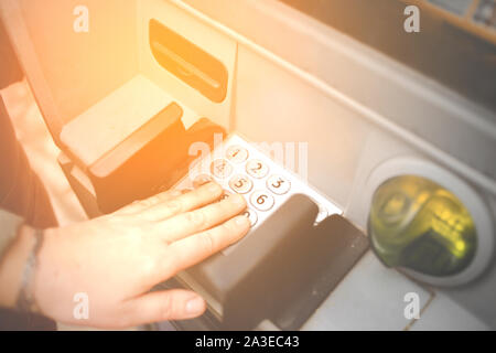 La saisie des numéros de broche mature floue sur banque ATM machine . Concept de sécurité étrangers , voyous voleurs , les paiements en ligne , vol et escroquerie . Part Banque D'Images