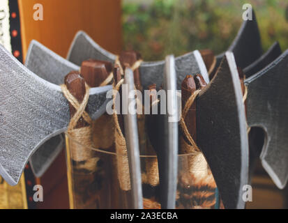Photo en gros plan de la ville médiévale de hache , ax , ancien guerrier hache de fer cleaver knight style brillant . Concept d'armes anciennes traditions vintage , extreme Banque D'Images