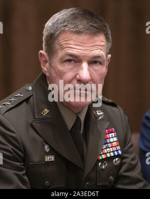 Washington, District de Columbia, Etats-Unis. Oct 7, 2019. Général James C. McConville, Chef du personnel de l'armée, participe à une réunion d'information avec le président américain, Donald J. Trump et les chefs militaires dans la salle du Cabinet de la Maison Blanche à Washington, DC Le Lundi, Octobre 7, 2019 Credit : Ron Sachs/CNP/ZUMA/Alamy Fil Live News Banque D'Images