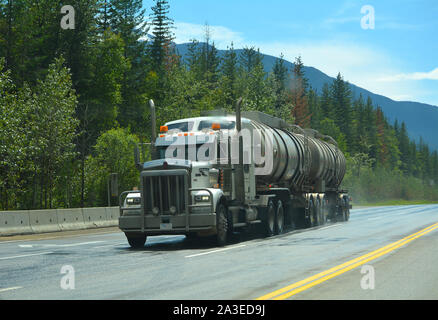 Camion-citerne sur l'Autoroute Blanche Banque D'Images