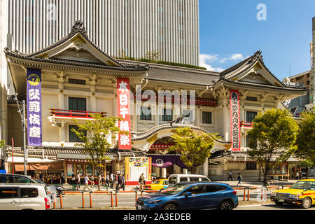 Files d'attente devant les Kabukiza avant la représentation de Kabuki à Tokyo Chuo, Japon Banque D'Images