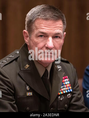 Washington, États-Unis d'Amérique. 07Th Oct, 2019. Général James C. McConville, Chef du personnel de l'armée, participe à une réunion d'information avec le président américain, Donald J. Trump et les chefs militaires dans la salle du Cabinet de la Maison Blanche à Washington, DC Le Lundi, Octobre 7, 2019.Crédit : Ron Sachs/Piscine via CNP | Conditions de crédit dans le monde entier : dpa/Alamy Live News Banque D'Images