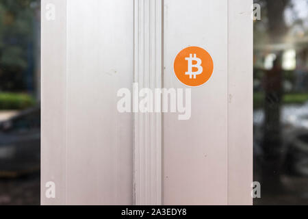 Un gros plan d'un autocollant du logo cryptocurrency Bitcoin est vu sur une porte à l'extérieur d'une auberge à Miami Beach, Floride Banque D'Images