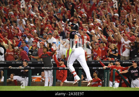 Washington, United States. 07Th Oct, 2019. Nationals de Washington' Ryan Zimmerman (11) hits un run homer contre trois RBI Les Dodgers de Los Angeles au cours de la cinquième manche du Match 4 de la NLDS au Championnat National Park, le Lundi, Octobre 7, 2019, à Washington, DC. Photo de Pat Benic/UPI UPI : Crédit/Alamy Live News Banque D'Images