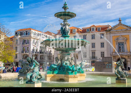 Lisbonne, Portugal - 20 avril, 2019 : célèbre fontaine de la place Rossio dans le centre historique de Lisbonne Banque D'Images