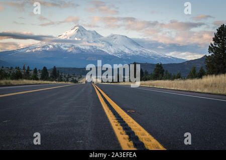 Une vue sur le Mont Shasta en Californie à l'aube sur une journée d'automne. Banque D'Images