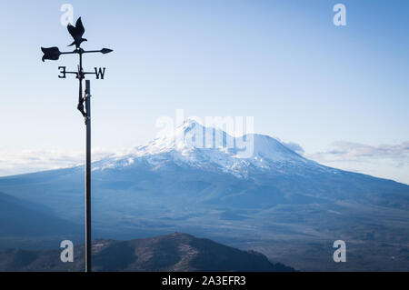 Une vue sur le Mont Shasta en Californie à l'aube sur une journée d'automne. Banque D'Images