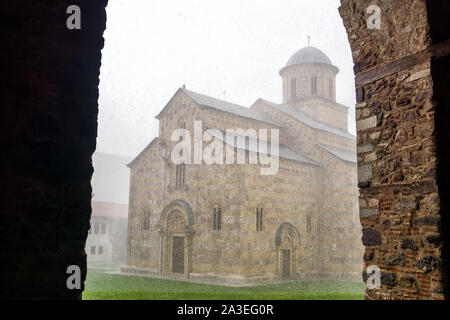 Jour de pluie dans le monastère orthodoxe serbe Visoki Decani,, au Kosovo. Banque D'Images