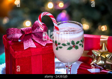 Cadeaux de vacances sont extra spécial lorsque servi avec un verre de fête, crème fraîche, lait de poule Banque D'Images