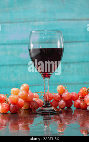 Verre de vin rouge et les raisins Banque D'Images