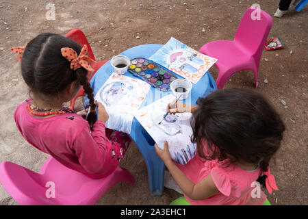 Les enfants sont vus jouer au Camp Ritsona dans un espace adapté aux enfants mis en place pour les enfants pour peindre, jouer aux cartes, passer et d'autres formes d'activités interactives. Avec peu d'autre à faire sur le camp, les activités de l'après-midi Offrir aux enfants un espace sûr pour jouer et les parents avec des temps de repos. Certains parents ont parlé des risques de laisser leurs enfants prendre de mauvaises habitudes d'autres adultes dans le camp. En 2018, il y avait près de 66 969 demandes d'asile officielle d'après les données statistiques publiées par le service de l'asile. Le HCR cite 15 670 comme le nombre de réfugiés Banque D'Images