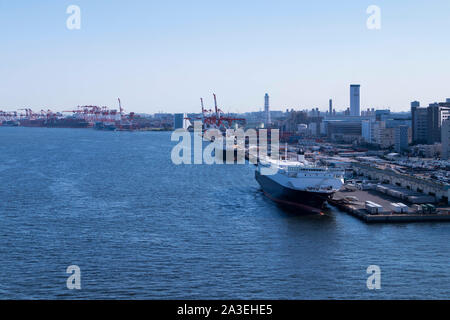 Vue sur la baie de Tokyo au cours de la journée du pont en arc-en-ciel dans d'Odaiba. Voie navigable occupé avec des navires. L'orientation paysage. Banque D'Images