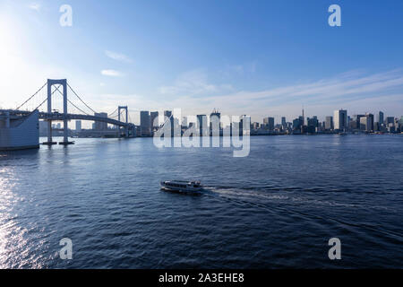 Vue sur la baie de Tokyo au cours de la journée du pont en arc-en-ciel dans d'Odaiba. Voie navigable occupé avec des navires. L'orientation paysage. Banque D'Images